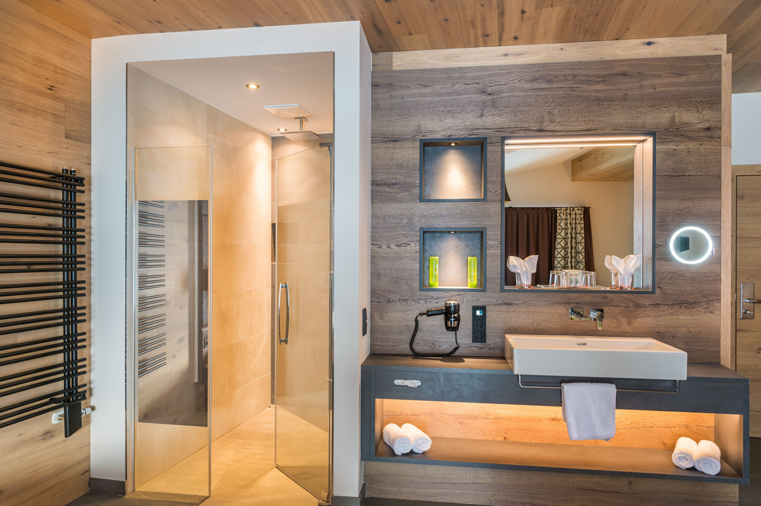 Badezimmer In Modernem Hotel Mit Palme® Dusche. | Badezimmer within Hotel Badezimmer Modern
